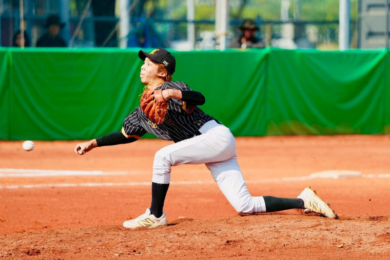 大學棒球低肩側投投手在比賽中以下勾方式投球的瞬間畫面