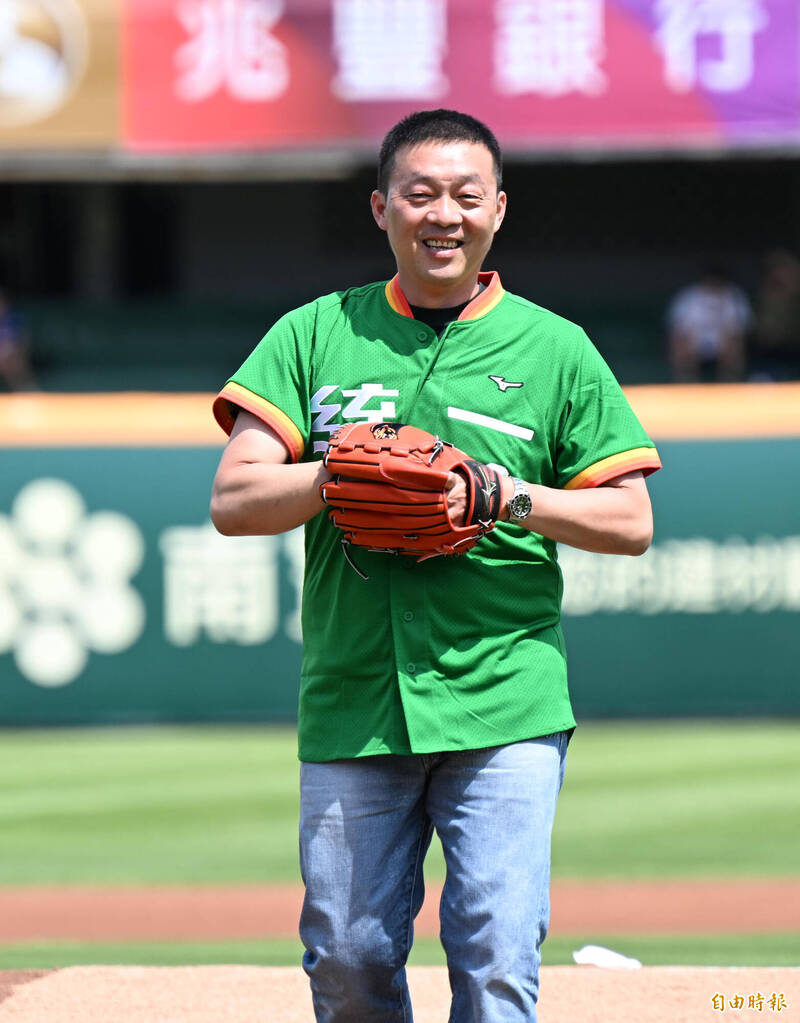 棒球教練在球場休息區觀察比賽與球隊動態的畫面