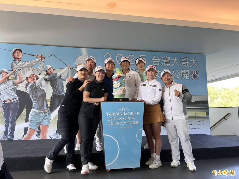 曾雅妮在台灣大哥大女子公開賽賽前與其他選手合影並分享台豐球場攻略