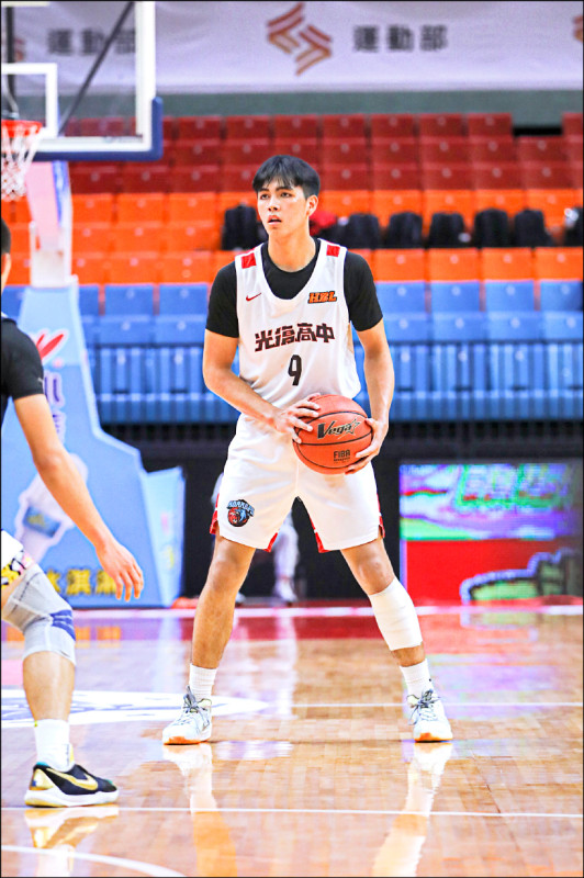 光復高中球員在HBL外卡賽中持球推進進攻