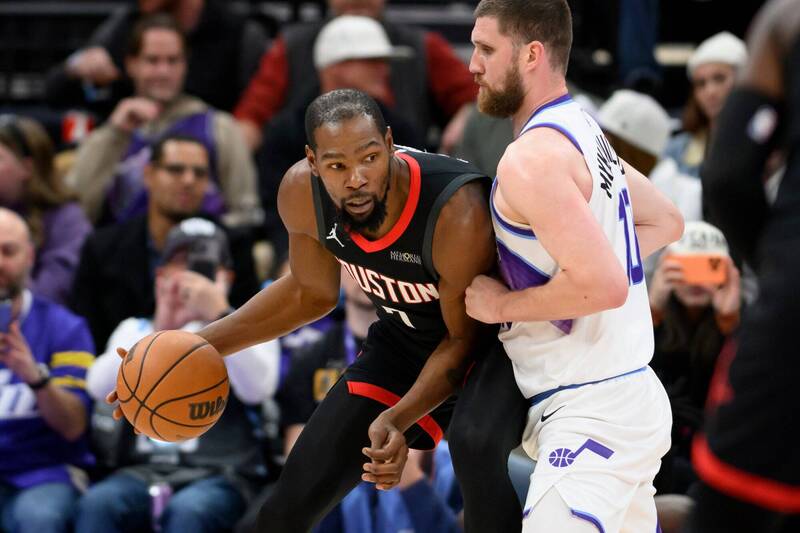 杜蘭特持球背身單打爵士防守者，展現強勢回歸帶領火箭擊敗爵士。