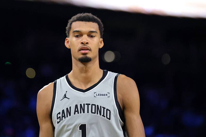 馬刺球星溫班亞瑪在 NBA 盃決賽後神情凝重，賽後訪問中情緒低落