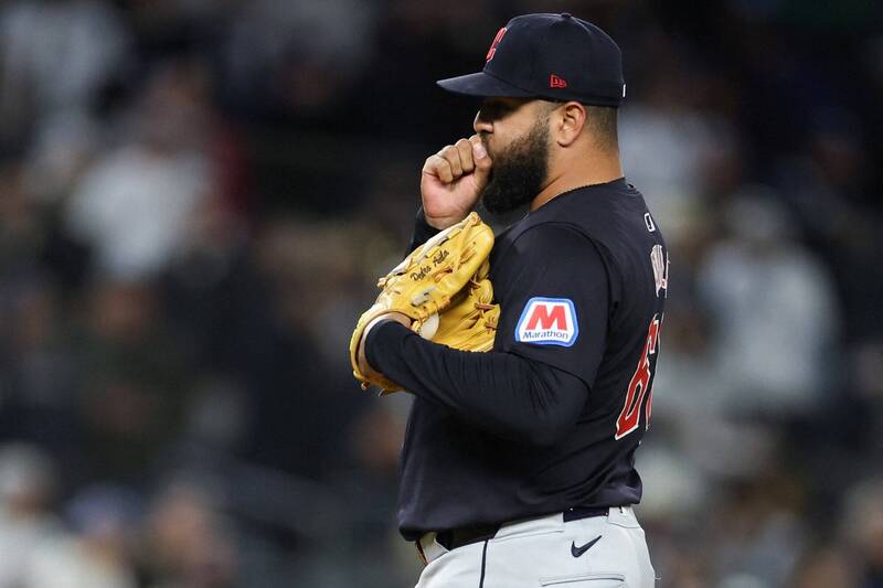 克里夫蘭守護者投手阿維拉在比賽中準備投球