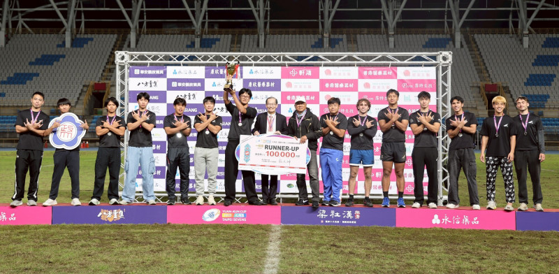 政治大學橄欖球隊於元坤盃國際大專七人制橄欖球賽頒獎典禮合影奪得亞軍