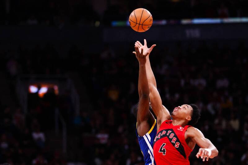 暴龍一哥巴恩斯在比賽中跳球爭搶，展現全面身體素質與籃板能力