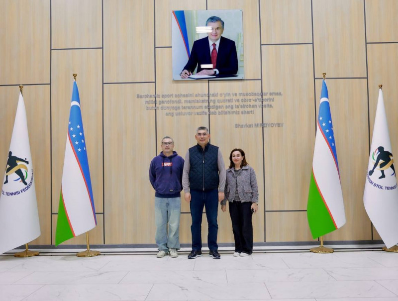 張雁書出任烏茲別克國家桌球隊總教練於官方場合合影