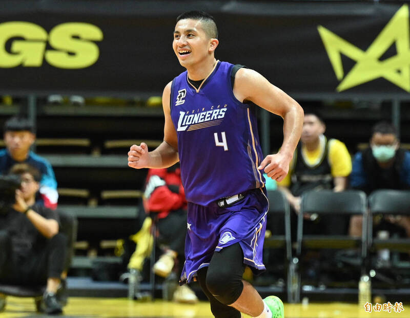 一名身穿紫色球衣的籃球選手在比賽場上露出笑容跑動的畫面