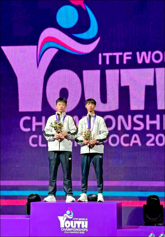 郭冠宏與徐絃家在2025世青賽U19男雙頒獎台上領取金牌，為台灣奪下隊史首金。