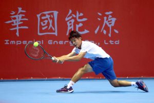 台灣小將陳冠守在澳洲網球公開賽青少男單比賽中回擊來球畫面