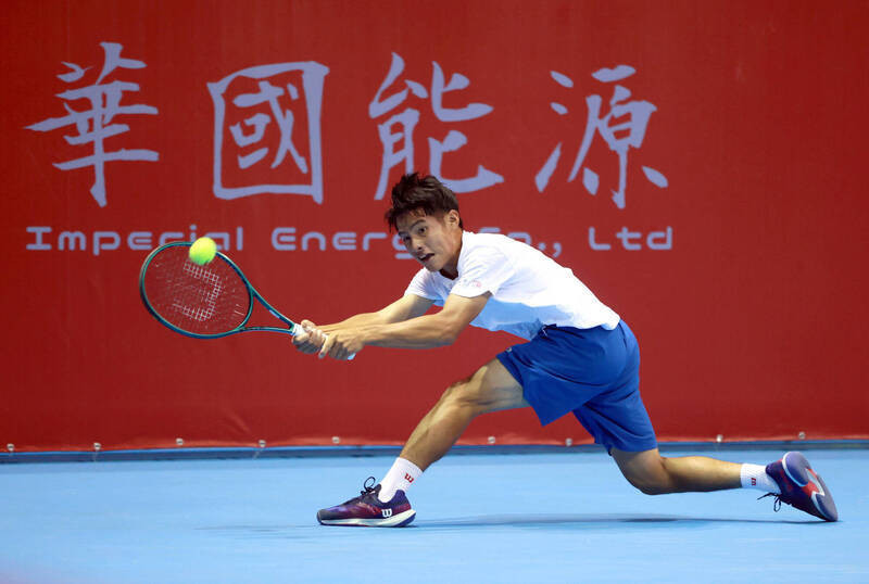 台灣青少網球好手陳冠守在澳洲網球公開賽青少男單8強比賽中回擊來球畫面