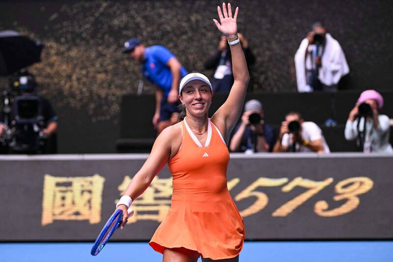 佩古拉在澳洲網球公開賽女單8強賽後向觀眾揮手致意畫面