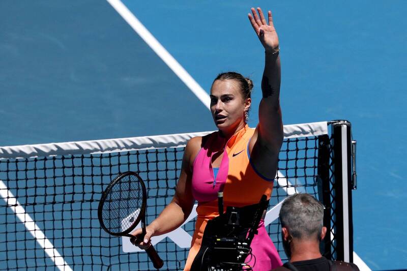 莎巴蓮卡在澳洲網球公開賽女單比賽中揮手致意畫面