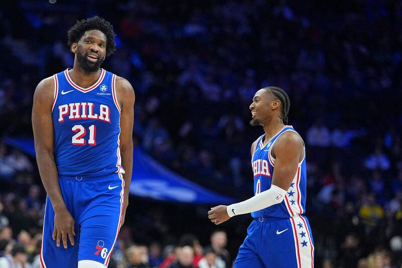 恩比德與馬克西在七六人對溜馬比賽中聯手得分