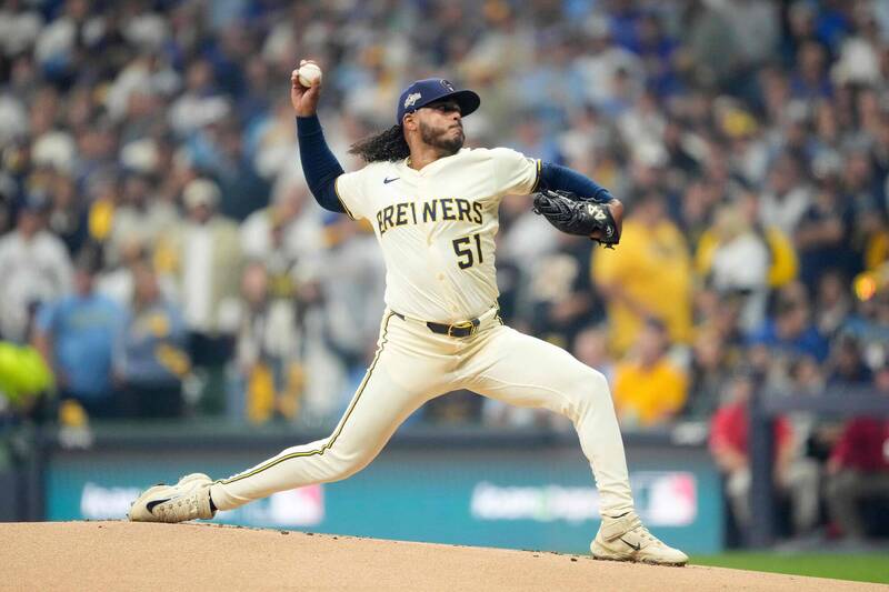 釀酒人王牌投手佩洛塔在比賽中投球，上季投出生涯年表現