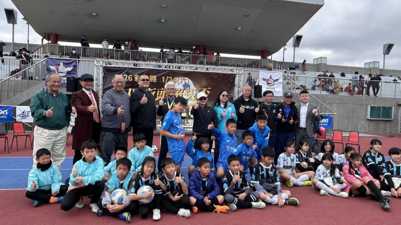 新竹縣社區街頭3x3足球賽完賽合影，參賽球員與貴賓齊聚球場畫面