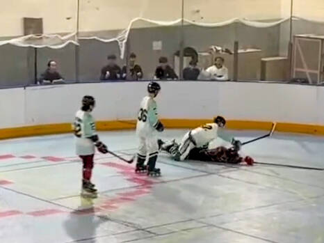 曲棍球比賽中球員倒地遭對手攻擊的現場畫面