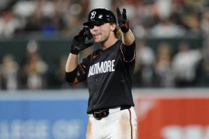 金鶯明星游擊手韓德森比出手勢慶祝上壘