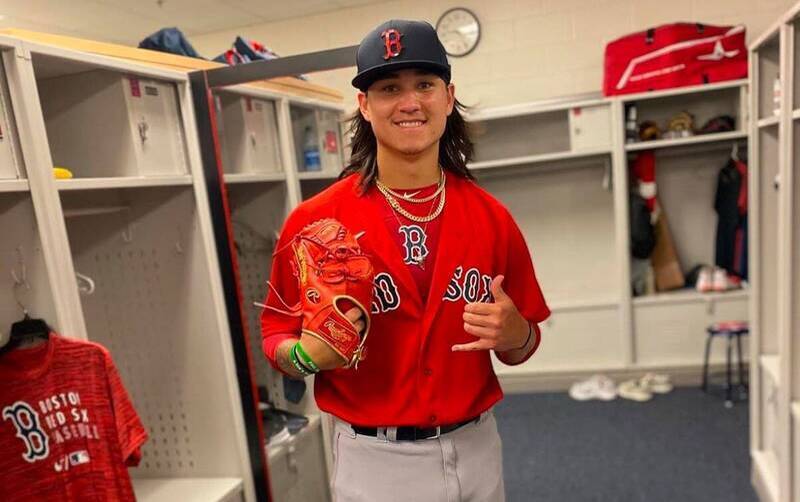 紅襪華裔左投吳昌晨在球隊休息室展示手套合影畫面