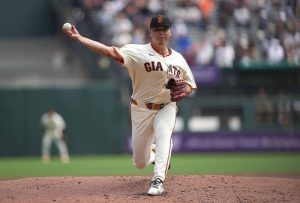 台灣投手鄧愷威效力巨人隊期間在大聯盟比賽中投球畫面