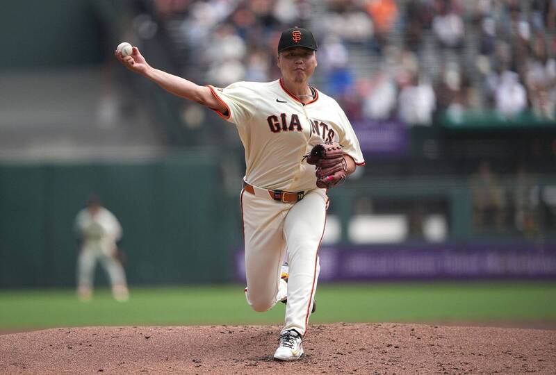台灣投手鄧愷威效力巨人隊期間在大聯盟比賽中投球畫面