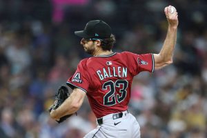 響尾蛇投手加倫在大聯盟比賽中投球出手畫面