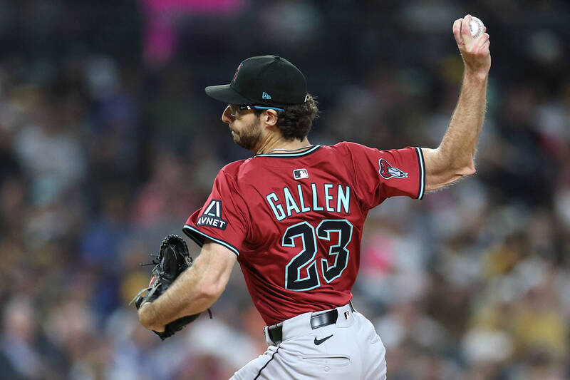 響尾蛇投手加倫在大聯盟比賽中投球出手畫面