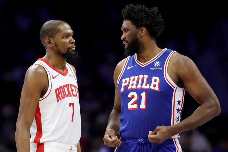 杜蘭特與恩比德在NBA火箭對七六人延長賽中對位畫面