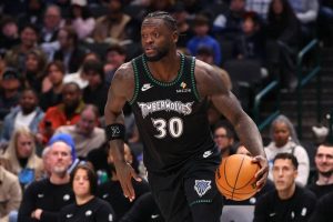 藍道效力灰狼在對獨行俠比賽中持球突破進攻畫面