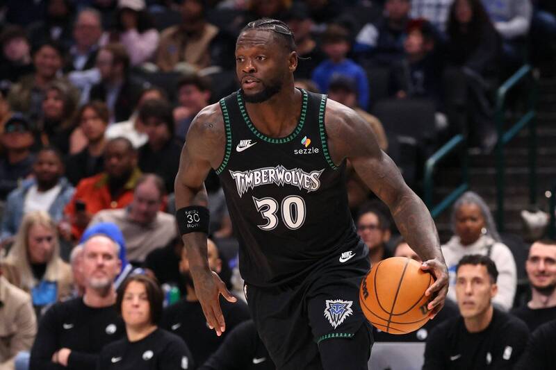 藍道效力灰狼在對獨行俠比賽中持球突破進攻畫面