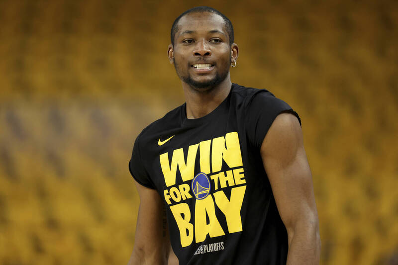 勇士前鋒庫明加在場邊熱身訓練表情專注