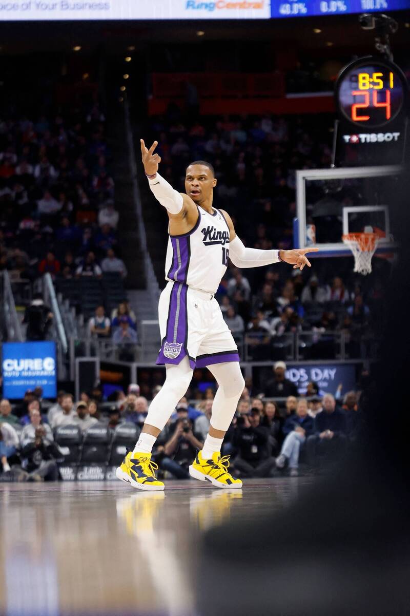 魏斯布魯克身穿國王球衣在NBA比賽中指揮進攻畫面