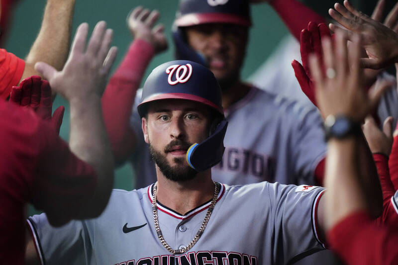 前明星游擊手保羅德容身穿大聯盟球衣在休息區向隊友致意