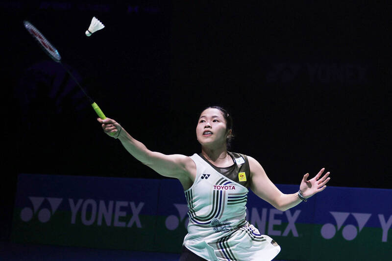 時間從不等人，但頂尖選手懂得如何與時間共存。 泰國羽球名將 Ratchanok Intanon 持續在國際賽場證明自己的價值。她在上週的 India Open 一路挺進4強，最新一期世界排名正式上升至女子單打第6名，再次站回頂尖行列。 🔥 印度公開賽關鍵表現　積分大進帳 即將在下個月滿31歲的依瑟儂，在超級750等級的印度公開賽中連過三關，展現穩定度與比賽閱讀能力。直到4強戰，她才以直落二不敵南韓世界球后 An Se-young，止步決賽門前。 儘管無緣爭冠，依瑟儂仍因4強成績收下 7700分，總積分來到 74124分，在本週排名中一口氣超越多名競爭對手，成功擠進世界前6。 📈 世界排名洗牌　老將站穩第一線 隨著積分更新，依瑟儂的排名不僅擠下同胞 Pornpawee Chochuwong，也超越印尼好手 Putri Kusuma Wardani，再次成為泰國女單的一線指標人物。 目前女子單打世界排名前10如下： 安洗瑩（南韓） 王祉怡（中國） 山口茜（日本） 陳雨菲（中國） 韓悅（中國） 依瑟儂（泰國） 瓦達妮（印尼） 李美妙（泰國） 宮崎友花（日本） 沈有振（南韓） 🧠 不靠速度吃飯　經驗成為最大武器 與年輕世代相比，依瑟儂已不再以爆發力取勝，但她在拍面控制、節奏變化與臨場判斷上的成熟度，反而成為長時間拉鋸戰中的致命優勢。 在女單競爭愈發激烈的年代，這位曾登上世界球后的老將，仍用實際排名告訴所有人——她還沒退出舞台中心。