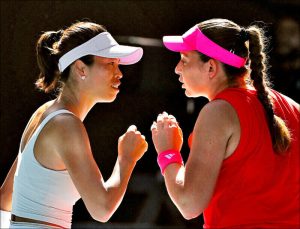 謝淑薇與奧絲塔朋科在布里斯本網賽女雙比賽中場上討論戰術畫面