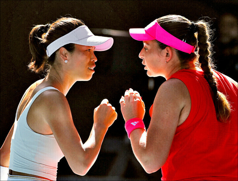 謝淑薇與奧絲塔朋科在布里斯本網賽女雙比賽中場上討論戰術畫面