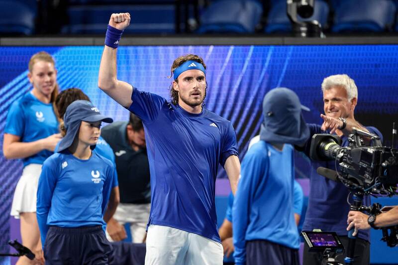 西西帕斯在聯合盃男單勝利後振臂慶祝，率領希臘隊晉級8強