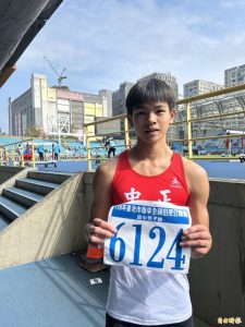中正高中陳逸軒於春季全國田徑公開賽高男110公尺跨欄奪冠後合影
