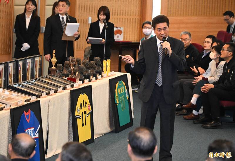 陳義信捐贈個人棒球文物給退輔會典藏並於現場致詞畫面