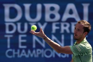 梅德維夫杜拜男網賽發球畫面