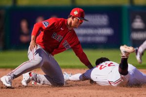 MLB 波士頓紅襪隊台灣內野手鄭宗哲在春訓賽事中完成滑壘動作，展現積極跑壘意識。