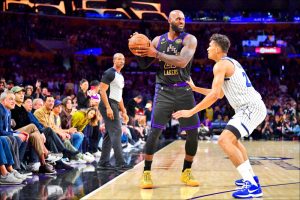 NBA 湖人球星詹姆斯（LeBron James）在比賽中持球觀察魔術隊防守，他在對陣魔術一役中絕殺未果。