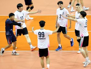 UVL 大專排球聯賽，大仁科大球員在場上擊敗中原大學後擊掌歡呼慶祝。