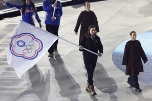 余睿在米蘭科爾蒂納冬奧閉幕典禮擔任掌旗官