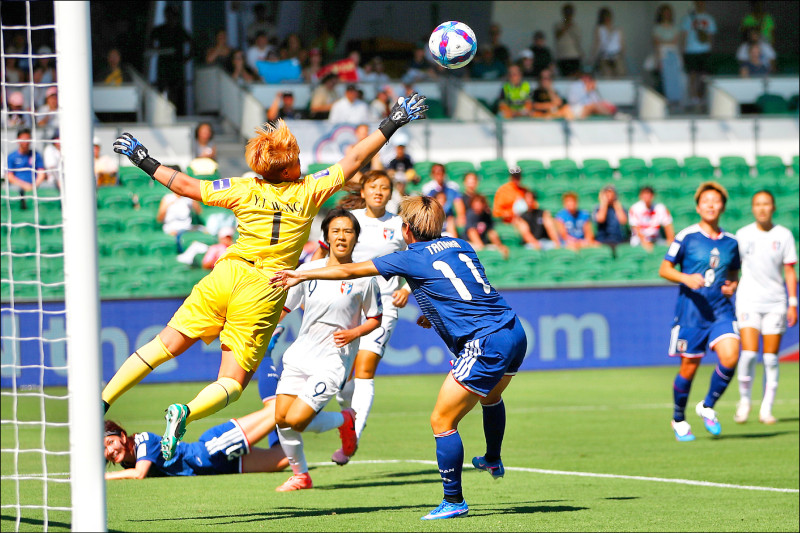台灣女足門將王郁婷（Y. L. WANG）在對戰日本賽事中，奮力躍起將球擊出，多次神撲救守護球門。
