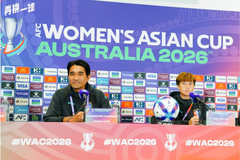 台灣女足總教練查克摩爾（Prasobchoke Chokemor）與隊長陳英惠出席 2026 女足亞洲盃賽前記者會。
