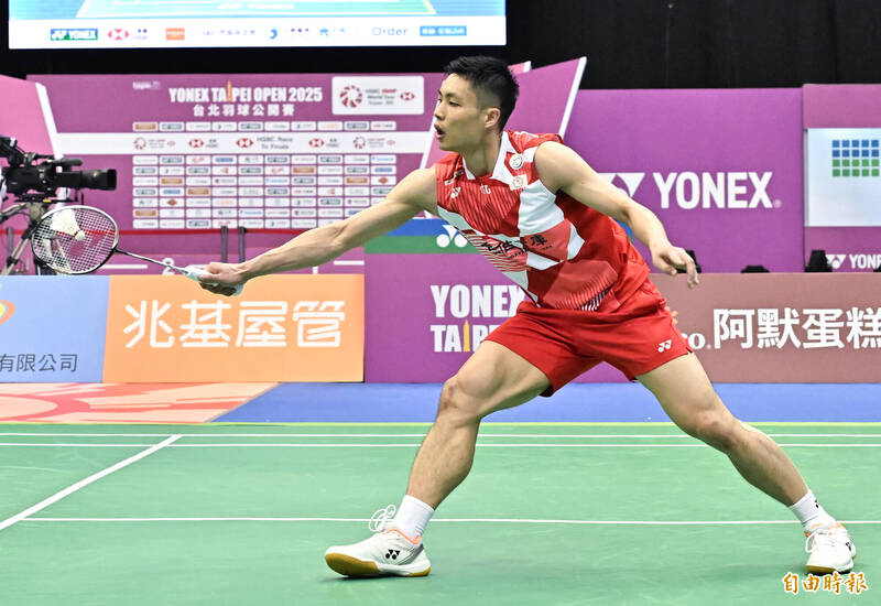 台灣羽球名將周天成在全英公開賽男單賽場上回球，他在台灣內戰中因對手退賽順利晉級 16 強。