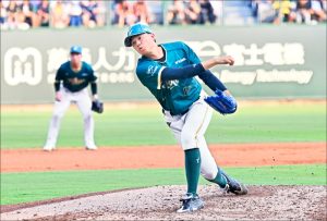 昔日樂天桃猿王牌投手黃子鵬，今日重返桃園球場領取冠軍戒指。