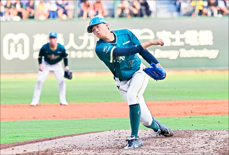 昔日樂天桃猿王牌投手黃子鵬，今日重返桃園球場領取冠軍戒指。