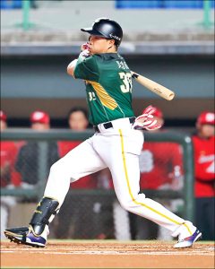 台鋼雄鷹吳念庭在公辦熱身賽首度亮相，單場擊出兩支三壘安打成為贏球功臣。