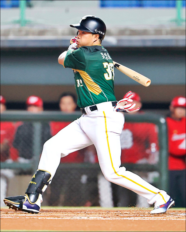 台鋼雄鷹吳念庭在公辦熱身賽首度亮相，單場擊出兩支三壘安打成為贏球功臣。